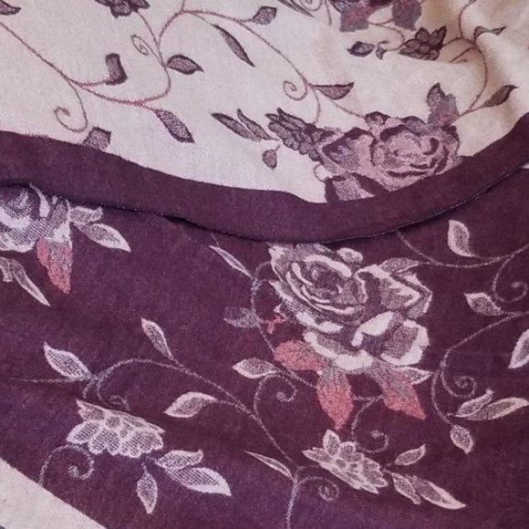 Thick, soft, silk scarf, intricate, flowers/leaves pattern, double sided - Picture 4 of 10